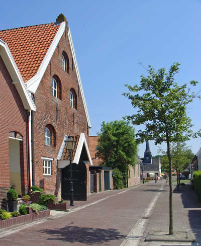 Garnizoenskerk van Nieuweschans (met op de achtergrond " de Hoofdwacht").